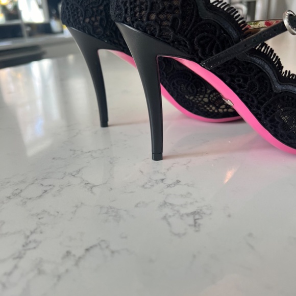 BEAUTIFUL LBN- Gucci Virginia Lace Scallop Edge Black Pumps Mary Jane Black Lace - Picture 3 of 5